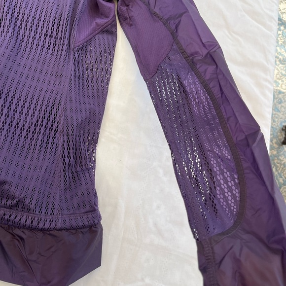 Lululemon size 6 purple zip up jacket in excellent condition - Picture 3 of 9